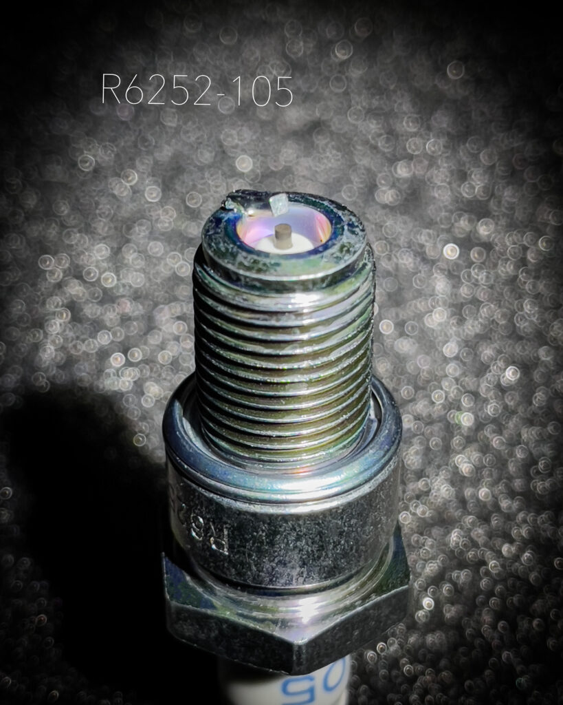 Bougie NGK R6252-105 à culot long pour moteur 2 temps compétition